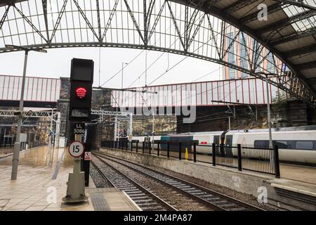 Ein rotes Signal am Ausgang der Liverpool Lime Street Station, abgebildet im Dezember 2022 unter einem bedeckten Himmel. Stockfoto