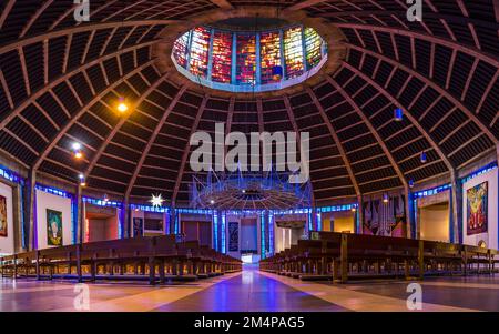 Farbenfrohe Lichter und beeindruckende architektonische Elemente, die vor Weihnachten über und um den Sitzplatz der Metropolitan Cathedral in Liverpool zu sehen sind Stockfoto