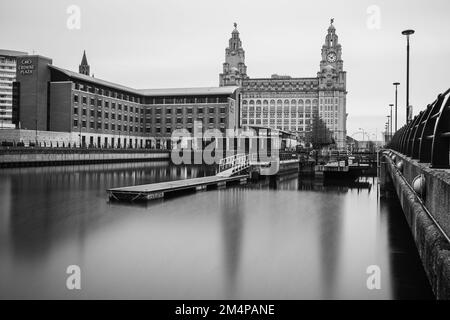 Der Beginn des Leeds Liverpool Kanals entlang der Uferpromenade in Liverpool, während das Liver Building die Skyline dominiert. Auf einem bedeckten Da gesehen Stockfoto