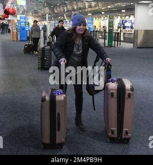 Milwaukee, Wisconsin, USA. 22. Dezember 2022. Passagiere werden am Milwaukee Mitchell International Airport in Milwaukee, Wisconsin, am Donnerstag, den 22. Dezember 2022 gezeigt. (Kreditbild: © Mark Hertzberg/ZUMA Press Wire) Stockfoto