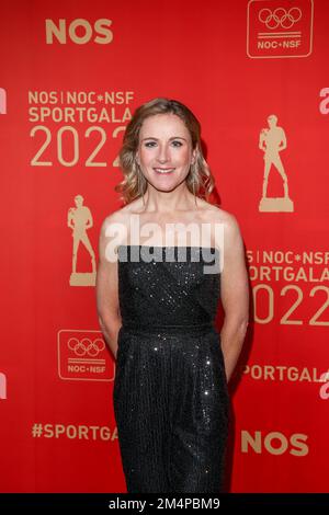 Amsterdam, Niederlande. 21. Dezember 2022. AMSTERDAM, NIEDERLANDE - DEZEMBER 21: Annemiek van Vleuten auf dem roten Teppich vor dem NOS | NOC*NSF Sportgala bei AFAS Live am 21. Dezember 2022 in Amsterdam, Niederlande (Foto: Joris Verwijst/BSR-Agentur) Kredit: BSR-Agentur/Alamy Live News Stockfoto