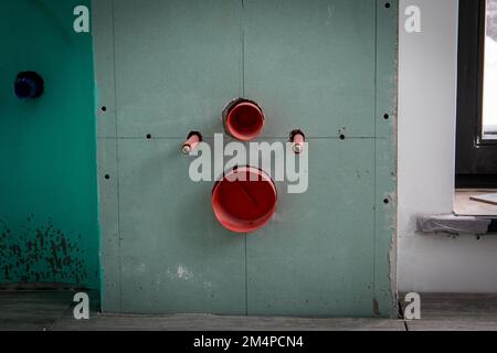 Badezimmerreparatur und -Bau. Sanitär-, Putz- und Fliesenarbeiten. Toilettenschüssel. Stockfoto