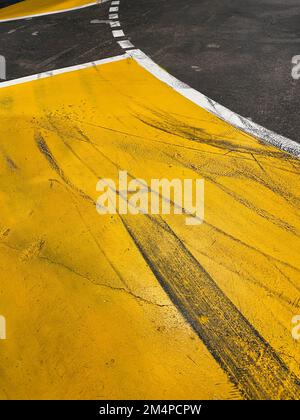 Oberfläche der Rennstrecke. Reifenspuren in Beton. Stockfoto