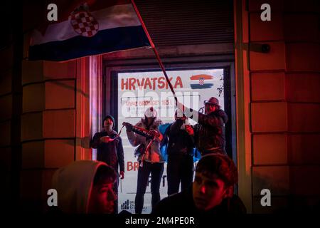 Zagreb, Kroatien – 18.. Dezember 2022: Kroatische Fußballnationalmannschaft-Fans feiern Bronzemedaille auf den Straßen von Zagreb, Kroatien Stockfoto