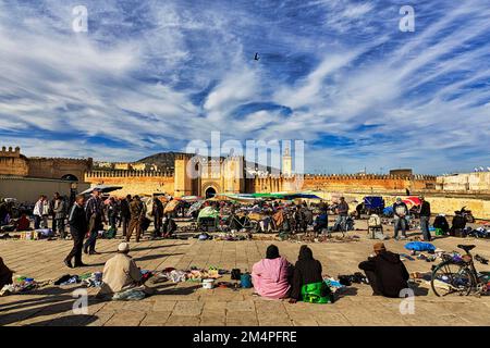 Menschenmenge vor der alten Stadtmauer, Passanten, Einheimische auf dem Flohmarkt, Blick auf die Medina Fes el Bali, UNESCO-Weltkulturerbe, Fès Stockfoto