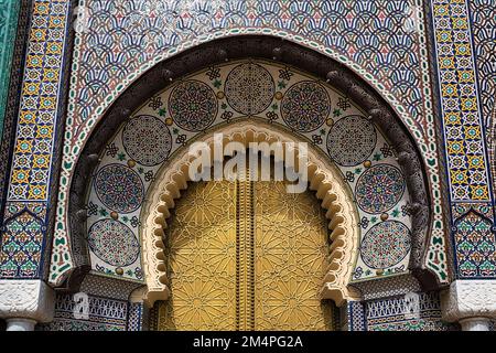 Eingangstor zum königlichen Palast dar el Makhzen, Messingtüren, Mosaike, Fliesen, Detail, New Town, Fez, Marokko Stockfoto