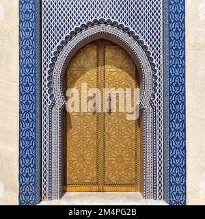 Messingtür mit Klopfern, Hufeisenbogen, Detail, Eingangstor zum königlichen Palast dar el Makhzen, Mosaiken, Fliesen, Neustadt, Fes, Marokko Stockfoto