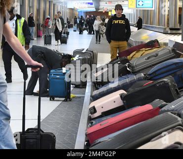 Milwaukee, Wisconsin, USA. 22. Dezember 2022. Passagiere werden am Milwaukee Mitchell International Airport in Milwaukee, Wisconsin, am Donnerstag, den 22. Dezember 2022 gezeigt. (Kreditbild: © Mark Hertzberg/ZUMA Press Wire) Stockfoto