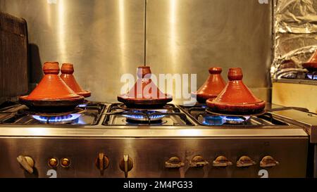 Zubereitung von Tajine, marokkanische Spezialität, fünf Töpfe auf Gaskocher, Gasflammen, Kochkurs in Marrakesch, Marokko Stockfoto