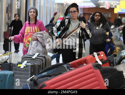 Milwaukee, Wisconsin, USA. 22. Dezember 2022. Passagiere werden am Milwaukee Mitchell International Airport in Milwaukee, Wisconsin, am Donnerstag, den 22. Dezember 2022 gezeigt. (Kreditbild: © Mark Hertzberg/ZUMA Press Wire) Stockfoto