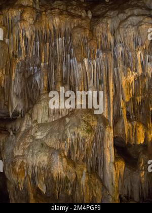 Stalaktitenformationen im Baerenhoehle, Karlshoehle, Erpfinger Hoehle, Stalaktitenhöhle, zum UNESCO-Weltkulturerbe gehörender Schwabenalbengeopark, Schwabenalb Stockfoto