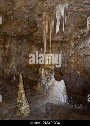 Stalagmiten und Stalaktiten im Baerenhoehle, Karlshoehle, Erpfinger Hoehle, Stalaktithöhle, zum UNESCO-Weltkulturerbe gehörender Schwäbischer Alb, Schwäbischer Alb Stockfoto