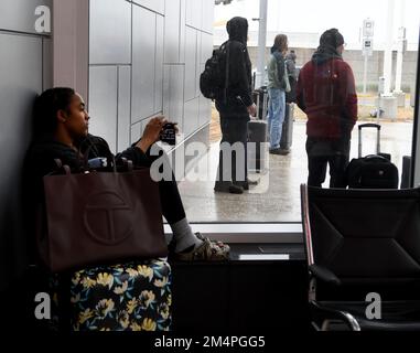 Milwaukee, Wisconsin, USA. 22. Dezember 2022. Passagiere werden am Milwaukee Mitchell International Airport in Milwaukee, Wisconsin, am Donnerstag, den 22. Dezember 2022 gezeigt. (Kreditbild: © Mark Hertzberg/ZUMA Press Wire) Stockfoto