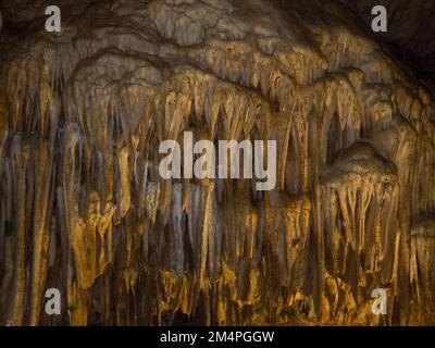 Stalaktitenformationen im Baerenhoehle, Karlshoehle, Erpfinger Hoehle, Stalaktitenhöhle, zum UNESCO-Weltkulturerbe gehörender Schwabenalbengeopark, Schwabenalb Stockfoto