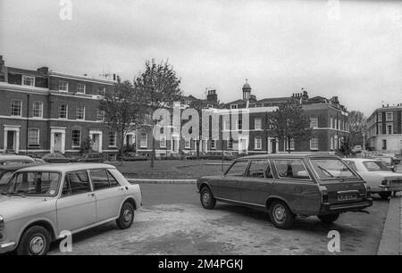 1975 Archivfoto von Autos, die in den Hannover Gardens in der Gegend Kennington Oval von Lambeth geparkt sind. Der Platz wurde um 1850 vom Baumeister John Glenn in Islington errichtet. Es liegt im St. Marks Conservation Area. Stockfoto