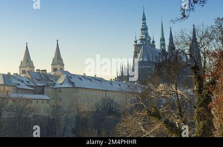 Der Blick auf die Hradcany in Prag. Im linken Vordergrund befindet sich der weiße Turm und dahinter befinden sich die 2 Türme von St. George Basilika. Rechts ist S Stockfoto