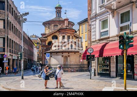 Via Giuseppe Mazzini mit der Kirche Santa Maria presso San Satiro, Mailand, Lombardei, Norditalien, Italien Stockfoto