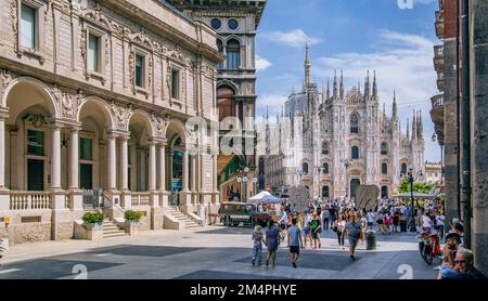 Palazzo Giureconsulti auf der Piazza dei Mercanti mit Blick auf den Dom, Mailand, die Lombardei, Norditalien, Italien Stockfoto