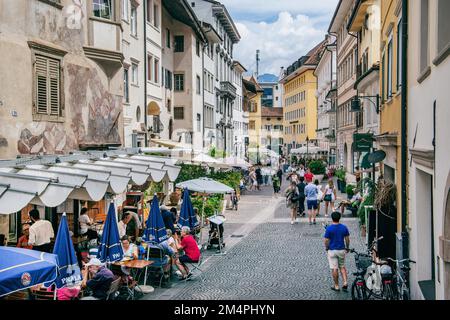 Silbergasse mit Restaurants in der Altstadt, Bozen, Provinz Bozen, Südtirol, Trentino Alto Adige, Norditalien, Italien Stockfoto