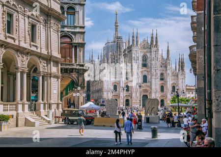 Palazzo Giureconsulti auf der Piazza dei Mercanti mit Blick auf den Dom, Mailand, die Lombardei, Norditalien, Italien Stockfoto