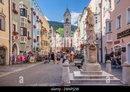 Fußgängerzone Neustadt mit Zwoelferturm, Vipiteno, Provinz Bozen, Südtirol, Trentino-Südtirol, Norditalien, Italien Stockfoto