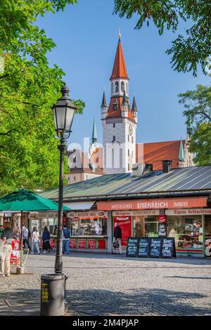 Verkaufsstände am Viktualienmarkt mit dem Turm des Alten Rathauses, München, Oberbayern, Bayern, Deutschland Stockfoto