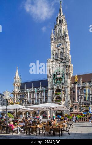 Marienplatz mit Straßencafé und Rathaus, München, Oberbayern, Bayern, Deutschland Stockfoto