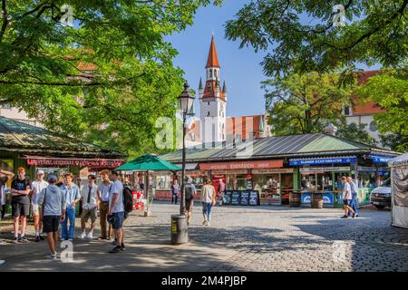 Verkaufsstände am Viktualienmarkt mit dem Turm des Alten Rathauses, München, Oberbayern, Bayern, Deutschland Stockfoto