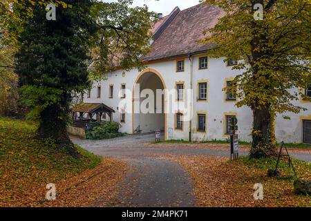 Haupteingangsportal von 1735 des ehemaligen Baumburger Klosters, Altenmarkt an der Alz, Chiemgau, Bayern, Deutschland Stockfoto