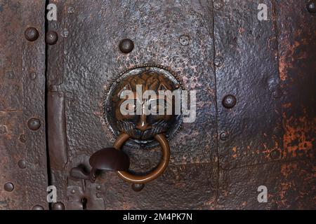 Historischer Türklopfen an der Tür zur Klosterkirche, Fraueninsel, Chiemgau, Bayern, Deutschland Stockfoto
