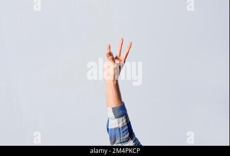 Nummer SIEBEN in Gebärdensprache. Taub und dumm, die Zahl 7 in der Zeichensprache zu zählen, Finger von Leuten, die die Zahl 7 in der Zeichensprache zählen. Stockfoto