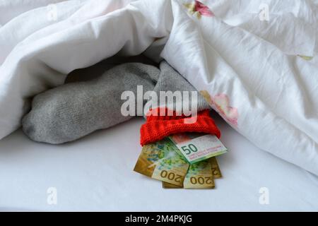 Banknoten unter der Decke, Sparkassen, Schweizer Franken Stockfoto