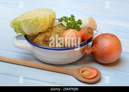 Suppengemüse, Suppengemüse in Schüsseln und Kochlöffel Stockfoto