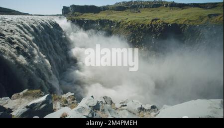 Beeindruckender mächtiger Wasserfall Dettifoss mit Klippenrand im Vordergrund, Island, Europa Stockfoto