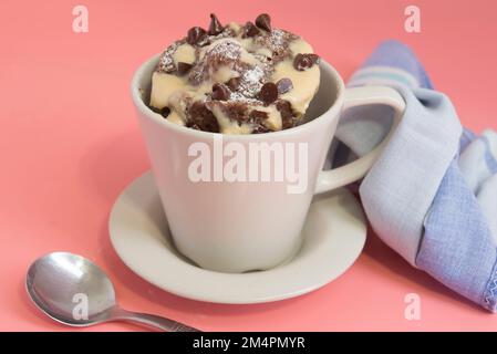 Mugcake-Schokolade in der Mikrowelle, hausgemachte Nahaufnahme Stockfoto