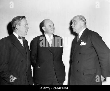 Ole Bjorn-Entwurf, dänischer Außenminister, Vorsitzender des Nordatlantikrates 1952-53, auf der Konferenz und Pressekonferenz. Fotos von Marshall-Plan-Programmen, Ausstellungen und Personal Stockfoto