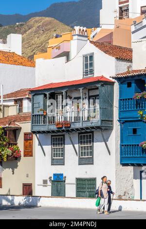 Historisches Haus mit Holzbalkon, Avenida Maritima, Santa Cruz, La Palma Island, Kanarische Inseln, Spanien Stockfoto