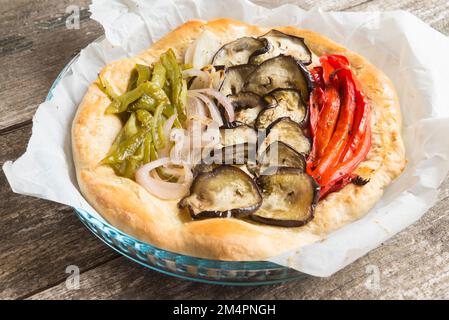 Vegetales Focaccia/Pizzabrot mit Gemüse Zwiebel, Pfeffer und Auberginen Stockfoto