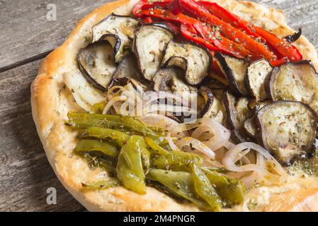 Vegetales Focaccia/Pizzabrot mit Gemüse Zwiebel, Pfeffer und Auberginen Stockfoto