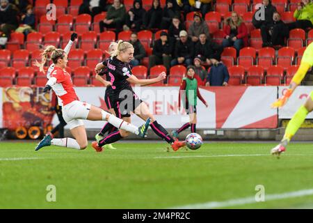 Prag, Tschechische Republik. 22. Dezember 2022. Sophie Haug (22 ALS Roma) während des Gruppenspiels der UEFA Womens Champions League zwischen Slavia Prag und AS Rome in der Eden Arena in Prag, Tschechische Republik. (Sven Beyrich/SPP) Kredit: SPP Sport Press Photo. Alamy Live News Stockfoto
