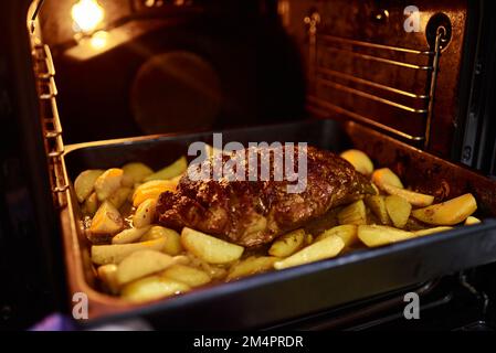Hausgemachte Speisen in einem Elektroofen zubereiten. Gemüseeintopf mit Kartoffeln, Fleisch. Horizontales Foto Stockfoto