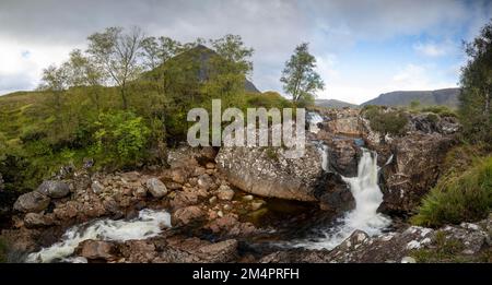 Wasserfälle vor den Bergen Buachaille Etive Mor, Glen Coe, Schottland, Großbritannien Stockfoto