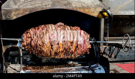 Türkische Cag Kebab auf Pole in horizontaler Position Stockfoto