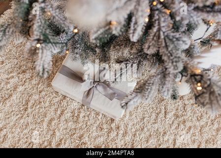 Geschenke und Geschenke unter dem Weihnachtsbaum, Winterurlaub Konzept Stockfoto