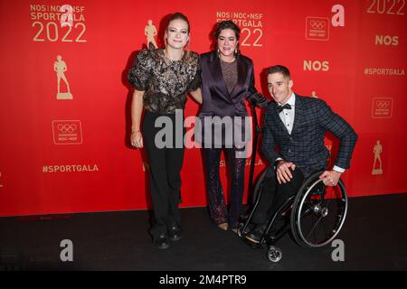 Amsterdam, Niederlande. 21. Dezember 2022. AMSTERDAM, NIEDERLANDE - DEZEMBER 21: Diede de Groot, Sanne Voets und Jetze Plat auf dem roten Teppich vor dem NOS | NOC*NSF Sportgala bei AFAS Live am 21. Dezember 2022 in Amsterdam, Niederlande (Foto von Joris Verwijst/BSR Agency) Kredit: BSR Agency/Alamy Live News Stockfoto