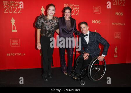 Amsterdam, Niederlande. 21. Dezember 2022. AMSTERDAM, NIEDERLANDE - DEZEMBER 21: Diede de Groot, Sanne Voets und Jetze Plat auf dem roten Teppich vor dem NOS | NOC*NSF Sportgala bei AFAS Live am 21. Dezember 2022 in Amsterdam, Niederlande (Foto von Joris Verwijst/BSR Agency) Kredit: BSR Agency/Alamy Live News Stockfoto