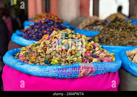 Heilkräuter in bunten Säcken vor einer Apotheke im Souk, Detail, Medina, Marrakesch, Marokko Stockfoto