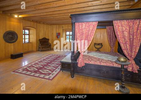 Schlafzimmer der mittelalterlichen Höhlenburg, Predjama, Gemeinde Postojna, Slowenien Stockfoto