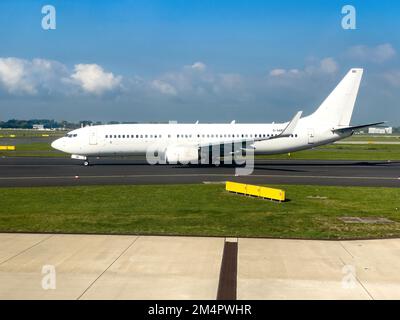 Weiß lackiertes Flugzeug ohne Logo Jet Passagierflugzeug Jet Boeing 737 86J D-ABBD Baujahr 2002 in Warteposition auf Rollbahn Stockfoto