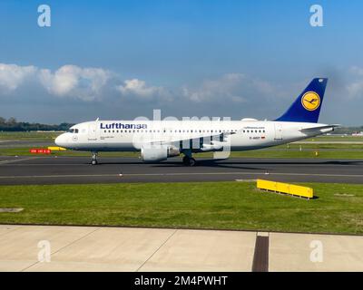 Flugzeug Passagier-Düsenflugzeug Passagier-Düsenflugzeug Jet Lufthansa Airbus A320-211 D-AIQT in Warteposition auf Rollbahn in Stockfoto